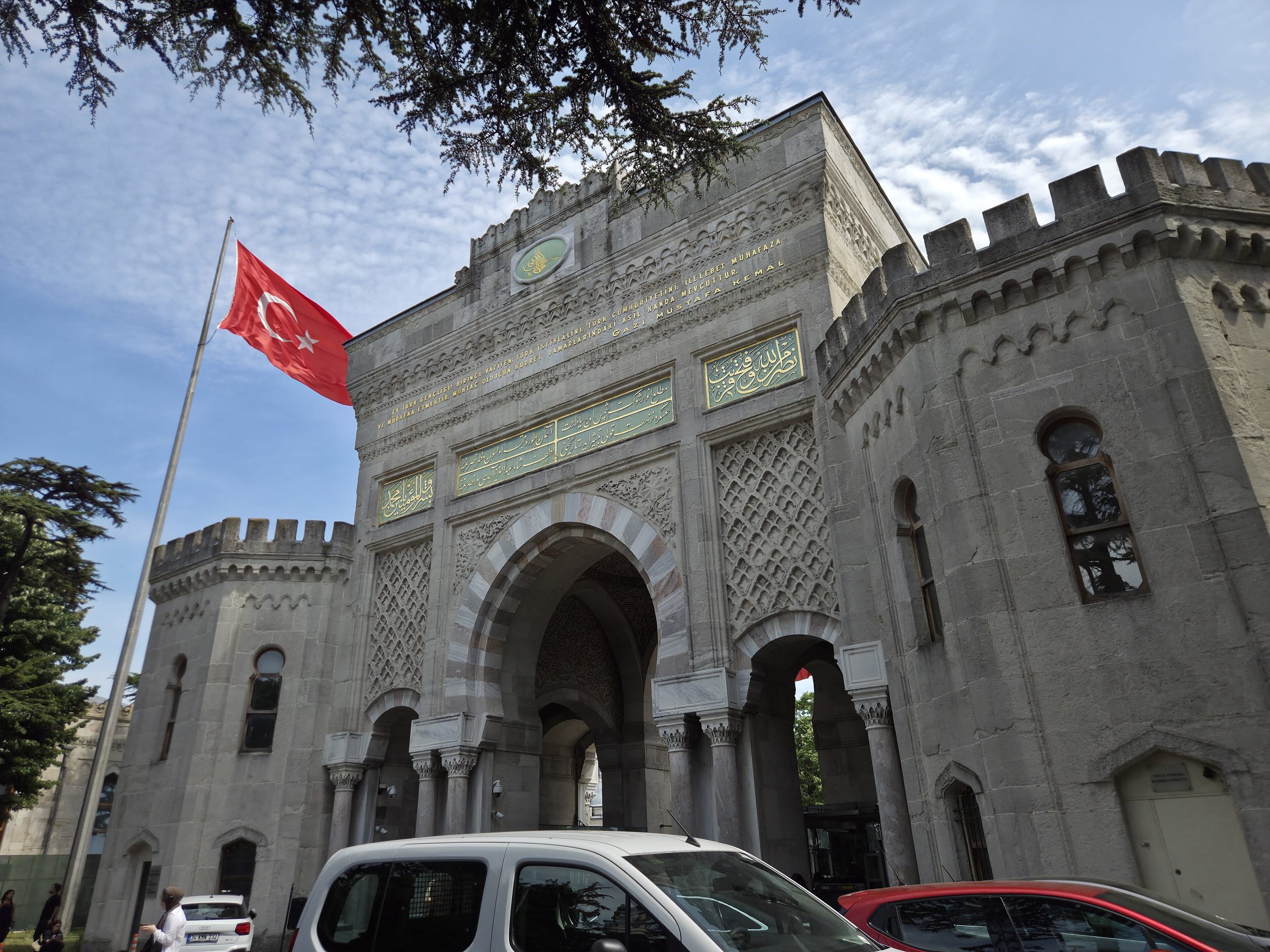 İstanbul Universitetinin tarixi əsas darvazası