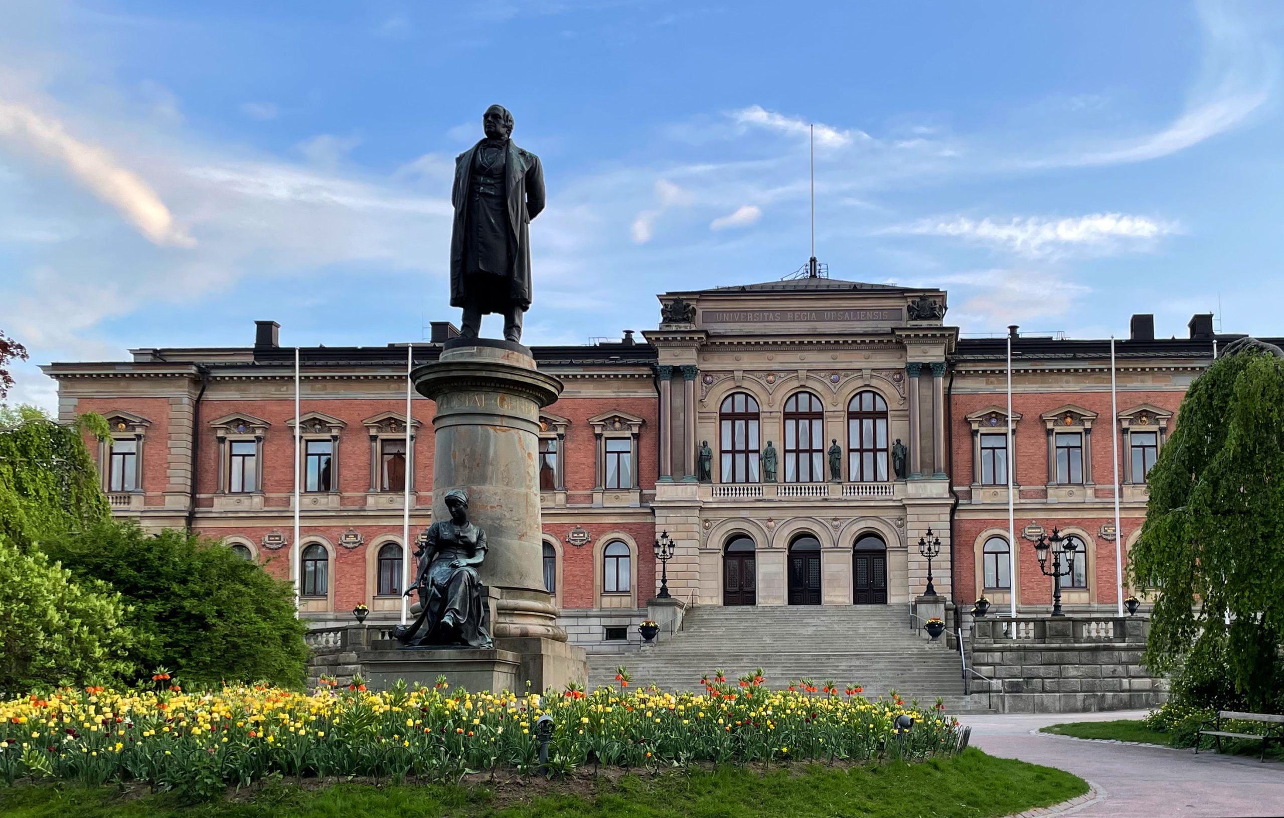 Uppsala Universitetinin əsas binası və qarşısındakı heykəl