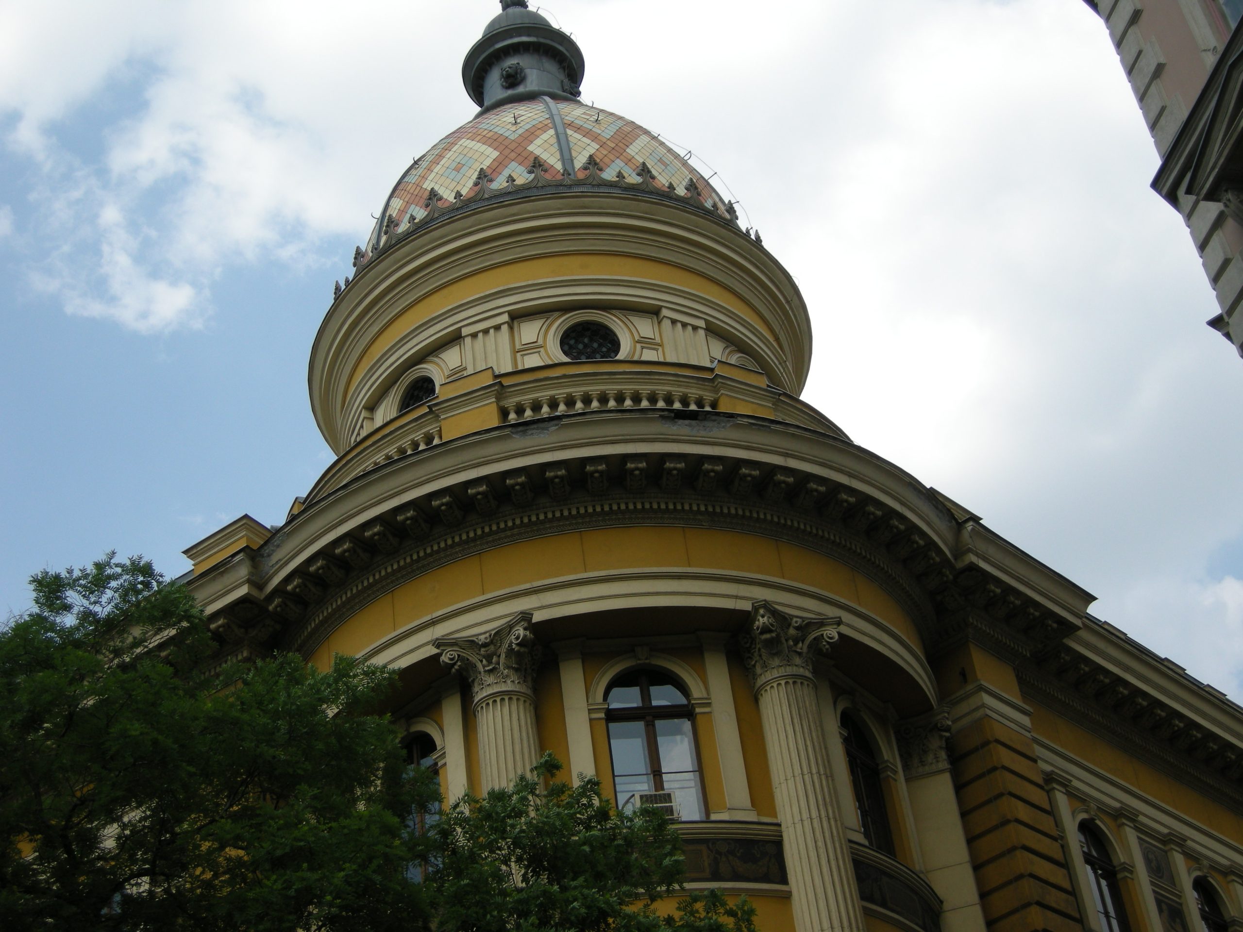 Budapeştdə Eötvös Loránd Universitetinin (ELTE) kitabxana binasının günbəzi
