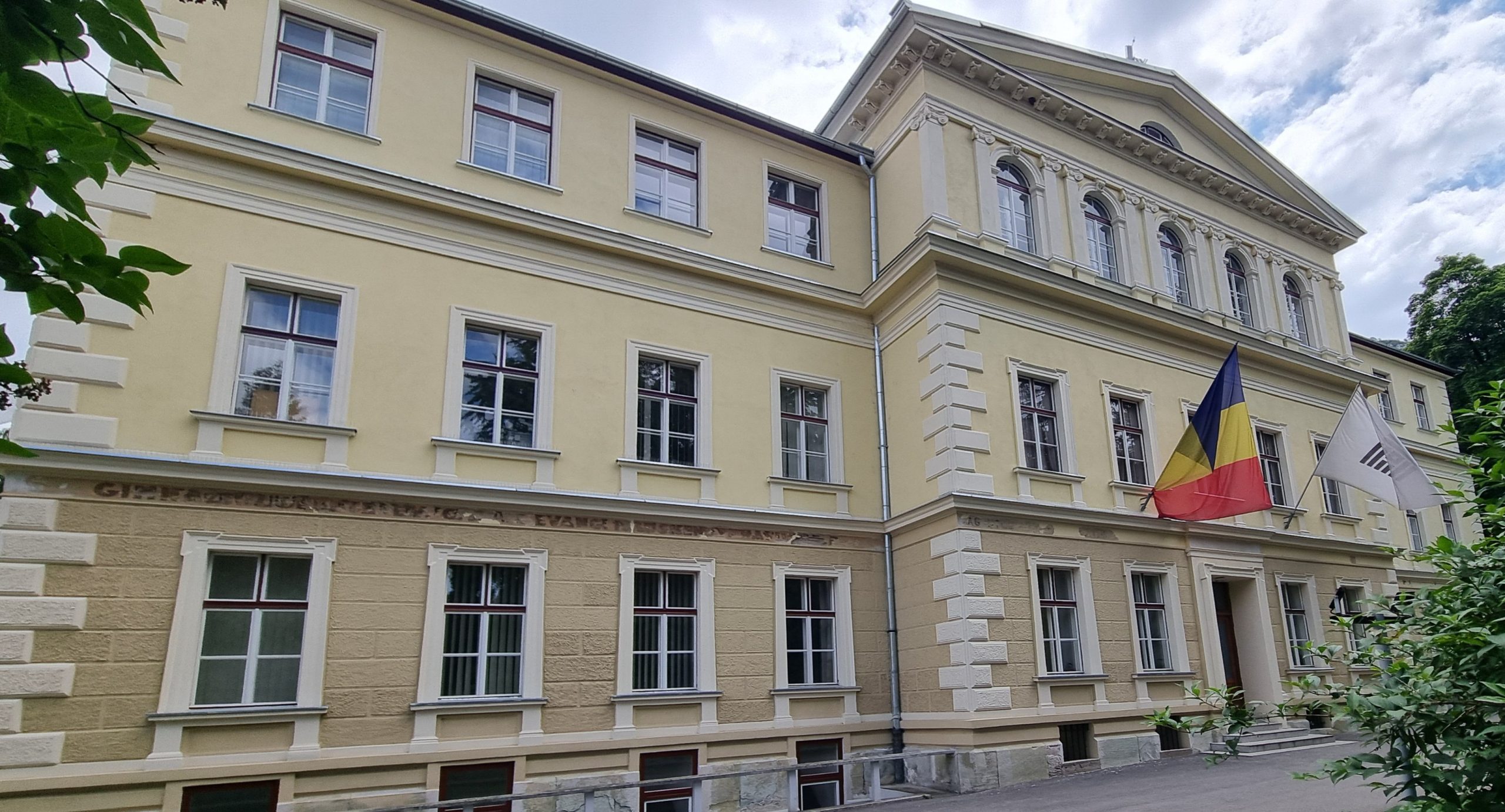 Braşovda Transilvaniya Universitetinin bayraqlı binası