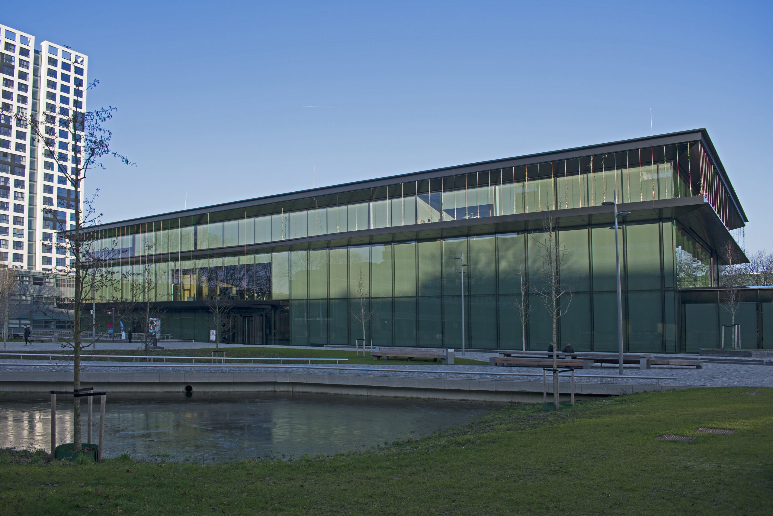 Delft Texnologiya Universitetinin müasir şüşə Echo tədris binası