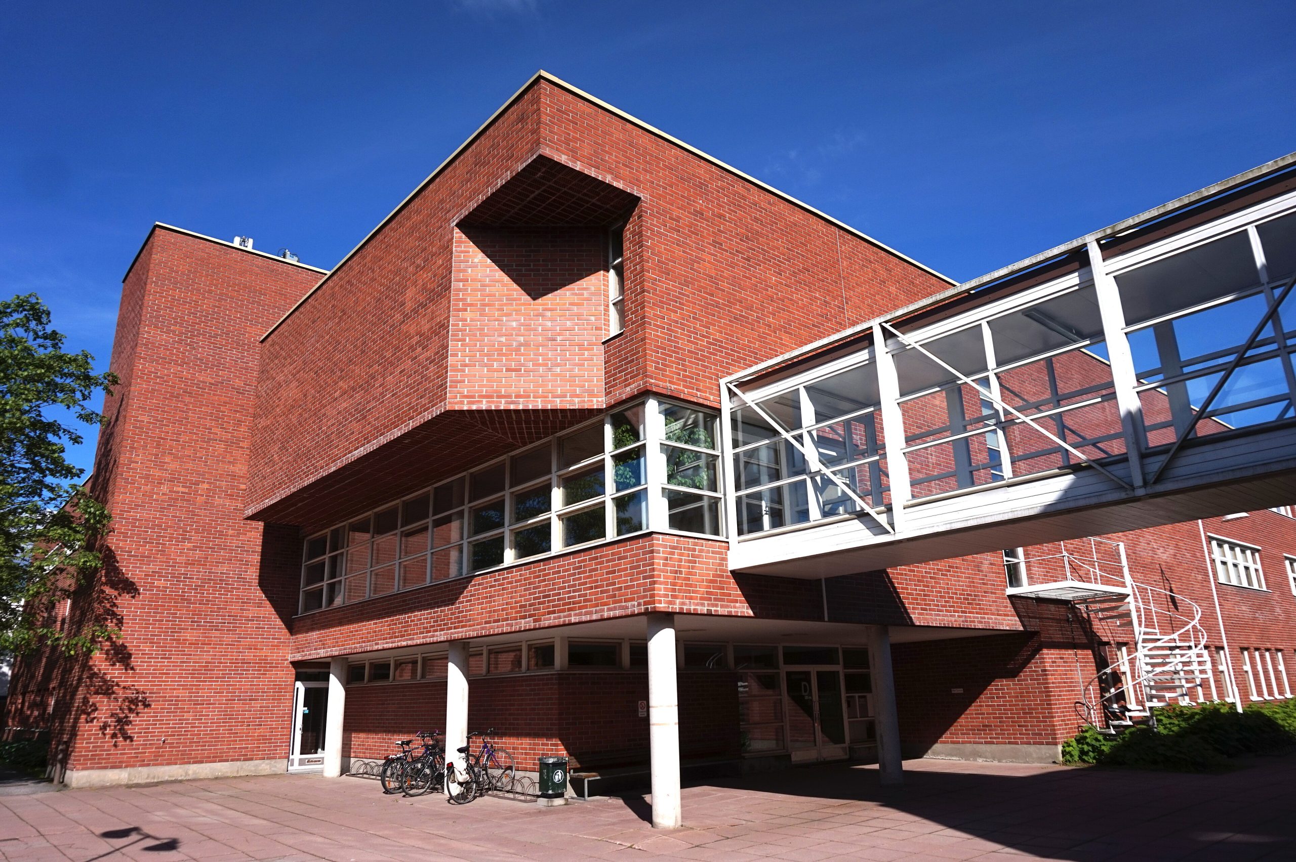 Jyväskylä Universitetinin Alvar Aalto tərəfindən layihələndirilmiş qırmızı kərpic binası