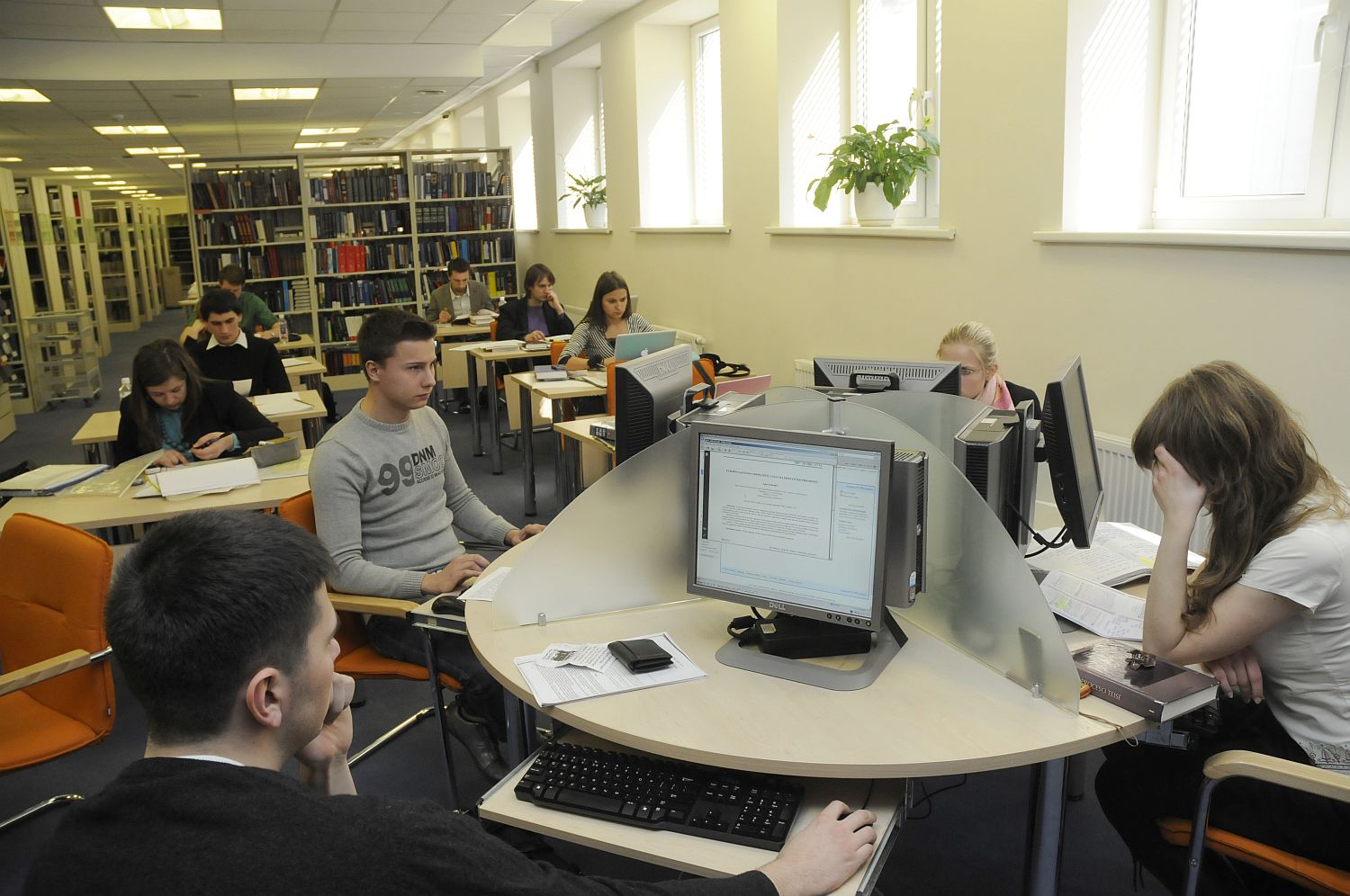 Vilnüsdə Mikolas Romeris Universitetinin kitabxanasında oxuyan tələbələr