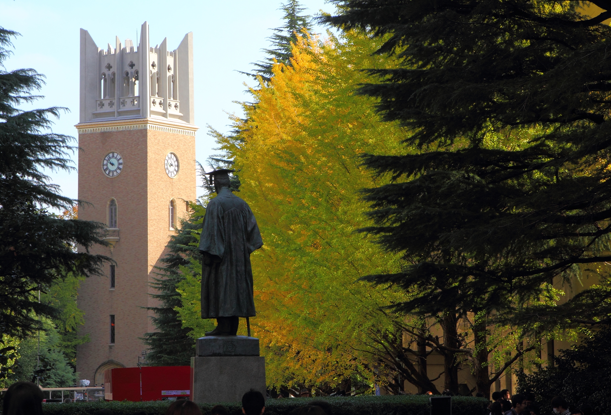 Vaseda Universitetində Okuma heykəli və saat qülləsi