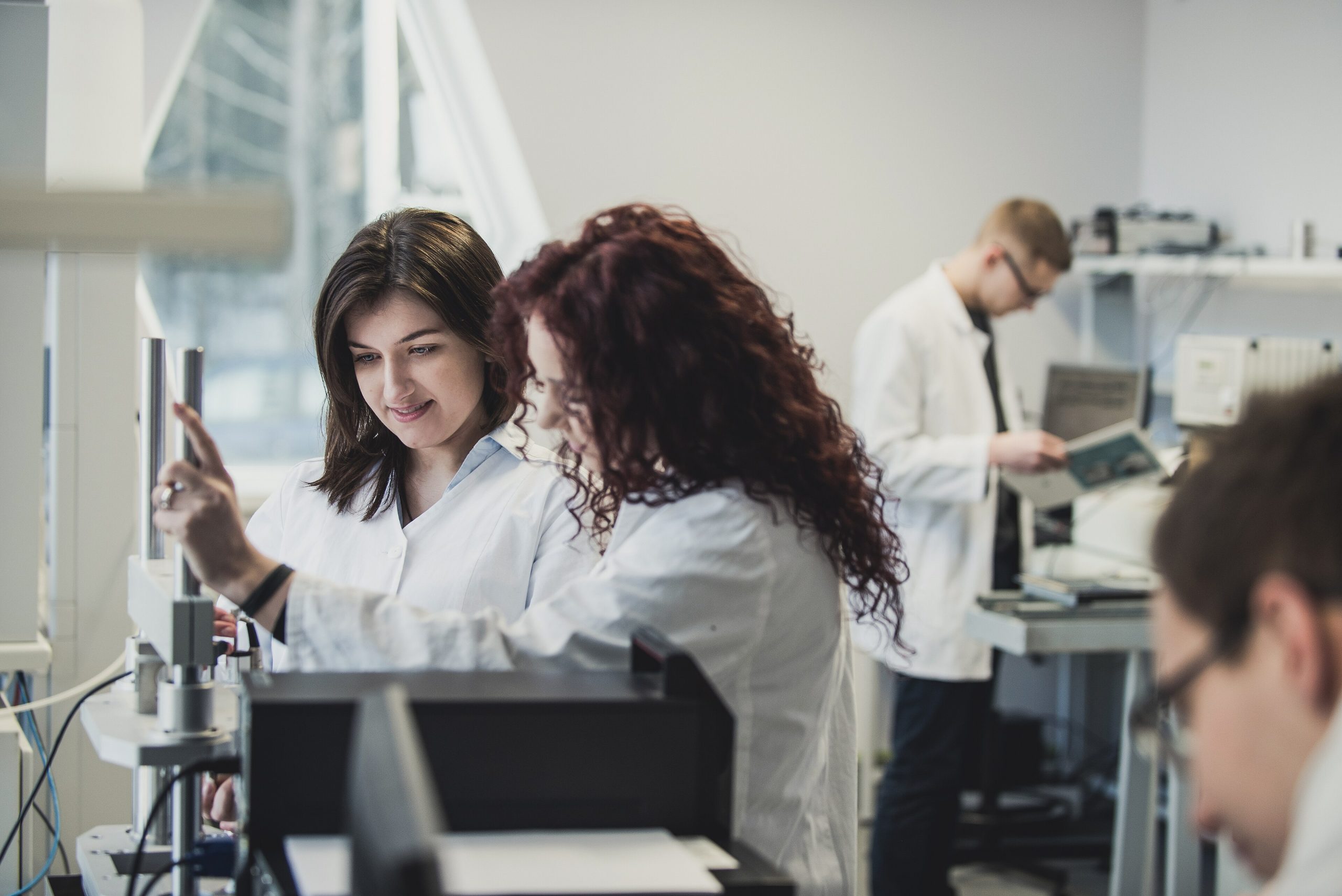 VILNIUS TECH universitetinin laboratoriyasında işləyən tələbələr